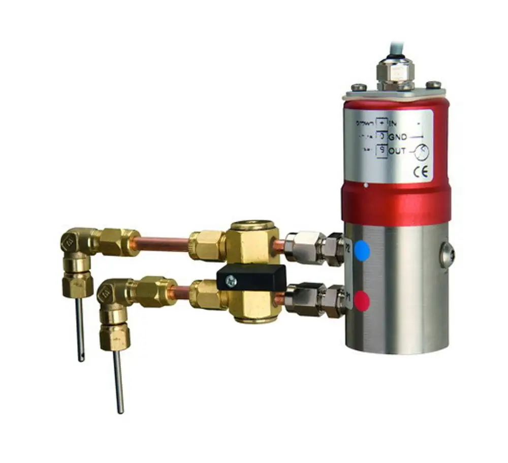 Differenzdruck-Messumformer von IMI Hydronic Engineering mit Anschlüssen für Fluidleitungen, ausgestattet mit mehreren Drucksensoren und einer kompakten rot-metallic Bauweise.